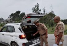 दुबौलिया में पुलिस ने चलाया वाहन चेकिंग अभियान:आने-जाने वाले वाहनों की जांच, संदिग्ध चालकों पर भी रखी नजर