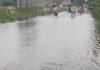 वीरपुर-इकौना मार्ग पर बारिश का पानी, लोगों को परेशानी:रघुवीरपुर के पास सड़क पर दो दिन से पानी, आवाजाही में दिक्कत
