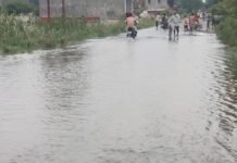 वीरपुर-इकौना मार्ग पर बारिश का पानी, लोगों को परेशानी:रघुवीरपुर के पास सड़क पर दो दिन से पानी, आवाजाही में दिक्कत