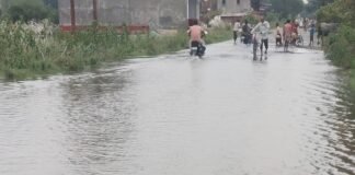 वीरपुर-इकौना मार्ग पर बारिश का पानी, लोगों को परेशानी:रघुवीरपुर के पास सड़क पर दो दिन से पानी, आवाजाही में दिक्कत