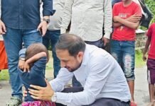 महराजगंज में भारी बारिश से बाढ़ जैसे हालात:डीएम-एसपी ने प्रभावित क्षेत्रों का जायजा लिया, गेड़हवा में 350 परिवार प्रभावित
