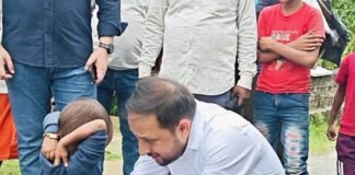 महराजगंज में भारी बारिश से बाढ़ जैसे हालात:डीएम-एसपी ने प्रभावित क्षेत्रों का जायजा लिया, गेड़हवा में 350 परिवार प्रभावित