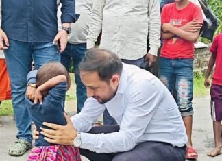 महराजगंज में भारी बारिश से बाढ़ जैसे हालात:डीएम-एसपी ने प्रभावित क्षेत्रों का जायजा लिया, गेड़हवा में 350 परिवार प्रभावित