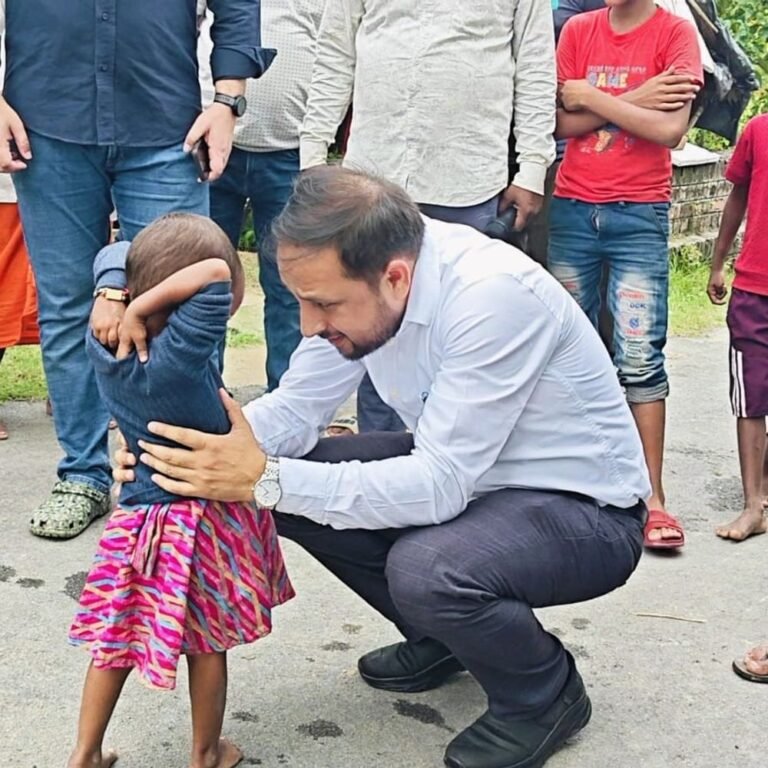महराजगंज में भारी बारिश से बाढ़ जैसे हालात:डीएम-एसपी ने प्रभावित क्षेत्रों का जायजा लिया, गेड़हवा में 350 परिवार प्रभावित