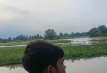 लालपुर खदरा गांव में बाढ़ का पानी तेजी से बढ़ा:निचले इलाकों में घुसा पानी, आना-जाना मुश्किल; फसलें खराब होने का डर