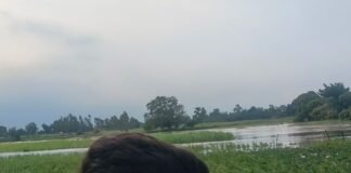 लालपुर खदरा गांव में बाढ़ का पानी तेजी से बढ़ा:निचले इलाकों में घुसा पानी, आना-जाना मुश्किल; फसलें खराब होने का डर