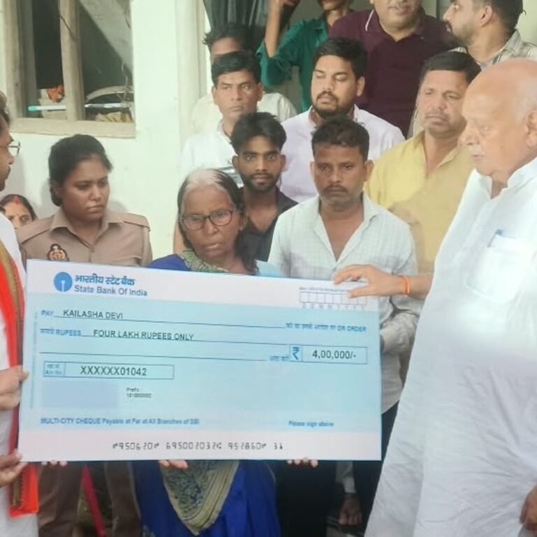 बारिश-तूफान में दीवार गिरने से बुजुर्ग की मौत:मंत्री सूर्य प्रकाश शाही ने परिजनों को सौंपा 4 लाख का चेक