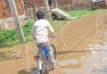 द्वारिका-चौराहे पर जलभराव, घुटने भर पानी में निकलने को मजबूर:जमुनहा बाजार से कलकलवां बांध मार्ग पर आवाजाही मुश्किल, लोगों ने प्रशासन से जल्द जल निकासी की मांग की