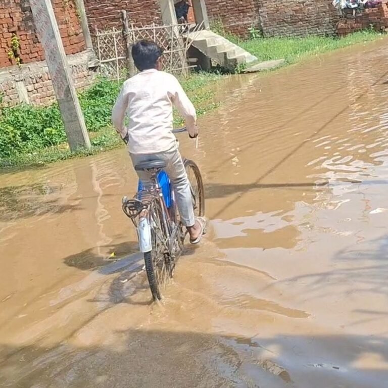 द्वारिका-चौराहे पर जलभराव, घुटने भर पानी में निकलने को मजबूर:जमुनहा बाजार से कलकलवां बांध मार्ग पर आवाजाही मुश्किल, लोगों ने प्रशासन से जल्द जल निकासी की मांग की