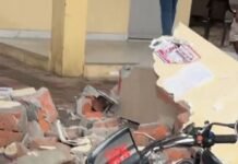 बेकाबू क्रेन पुलिस चौकी की दीवार से टकराई:गेट का बोर्ड और दो बाइक भी चपेट में आकर टूटीं