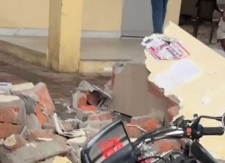 बेकाबू क्रेन पुलिस चौकी की दीवार से टकराई:गेट का बोर्ड और दो बाइक भी चपेट में आकर टूटीं