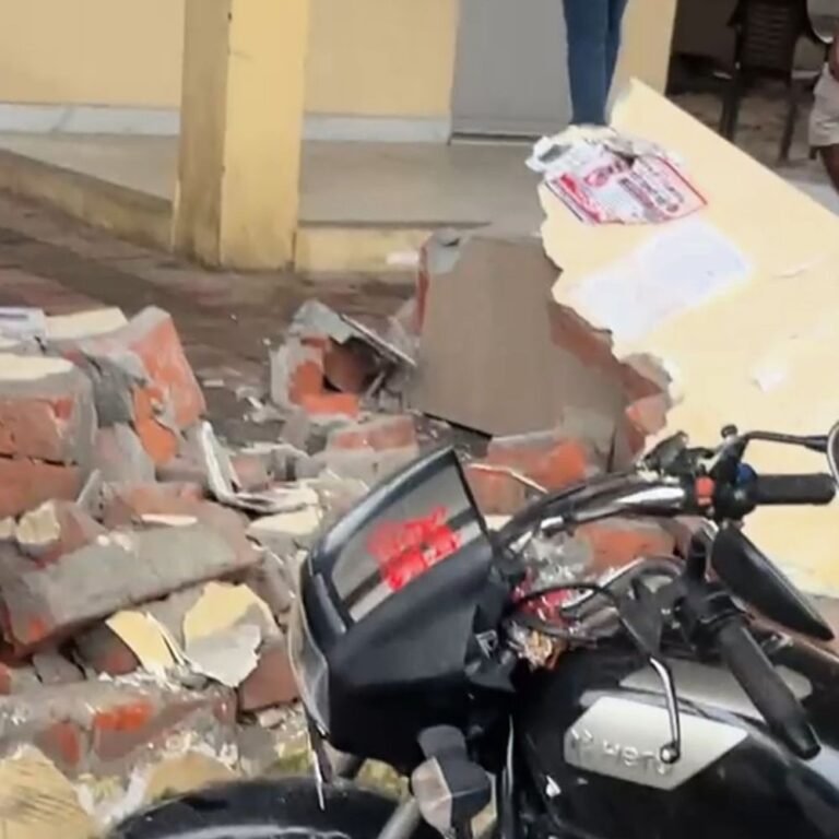 बेकाबू क्रेन पुलिस चौकी की दीवार से टकराई:गेट का बोर्ड और दो बाइक भी चपेट में आकर टूटीं