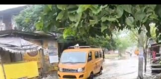 कंचनपुर चौराहे से कुइया जाने वाले रास्ते पर पानी:राहगीर और दुकानदार परेशान, बच्चों को स्कूल जाने में भी दिक्कत