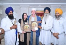 अमेरिकी राजदूत गोर ने अमृतसर में श्री दरबार साहिब में टेका मत्था