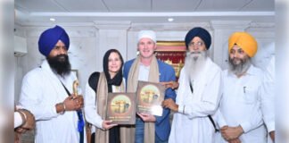अमेरिकी राजदूत गोर ने अमृतसर में श्री दरबार साहिब में टेका मत्था