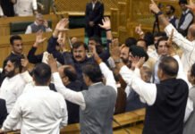 जम्मू-कश्मीर विधानसभा में जोरदार हंगामा