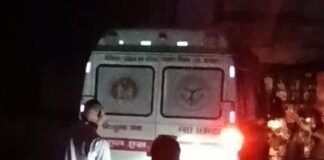 इकौना सीएचसी परिसर में जलभराव, मरीज परेशान:इलाज के लिए पानी के बीच से गुजरना पड़ा, निकासी की व्यवस्था नहीं होने से दिक्कत