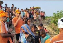 राप्ती के बढ़े पानी में फंसे 14 लोगों का रेस्क्यू:श्रावस्ती में SDRF ने निकाला, पशुओं समेत सभी को सुरक्षित जगह भेजा गया