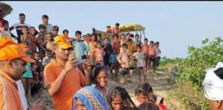 राप्ती के बढ़े पानी में फंसे 14 लोगों का रेस्क्यू:श्रावस्ती में SDRF ने निकाला, पशुओं समेत सभी को सुरक्षित जगह भेजा गया