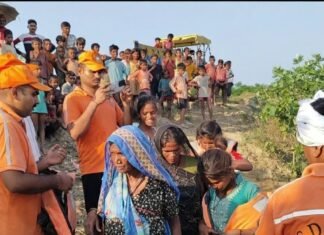 राप्ती के बढ़े पानी में फंसे 14 लोगों का रेस्क्यू:श्रावस्ती में SDRF ने निकाला, पशुओं समेत सभी को सुरक्षित जगह भेजा गया