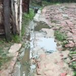 रास्ता क्षतिग्रस्त होने से आवागमन ठप:कोडारी दीगर रामपुर कटेल में ग्रामीणों ने प्रशासन से मदद की गुहार लगाई, कई महीने से नहीं हुई सुनवाई