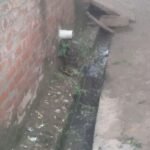 दीकौली में खुली नाली से दुर्गंध, मच्छर और बीमारियों का:घरों के सामने बह रही नाली, बच्चे गिरते हैं; स्थानीय लोग परेशान दीकौली में खुली नाली से दुर्गंध, मच्छर और बीमारियों का:घरों के सामने बह रही नाली, बच्चे गिरते हैं; स्थानीय लोग परेशान
