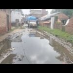 नासिरगंज चंदन कुटिया में सड़क पर जलभराव:हल्की बारिश में तालाब बन जाती है सड़क, आवागमन ठप नासिरगंज चंदन कुटिया में सड़क पर जलभराव:हल्की बारिश में तालाब बन जाती है सड़क, आवागमन ठप