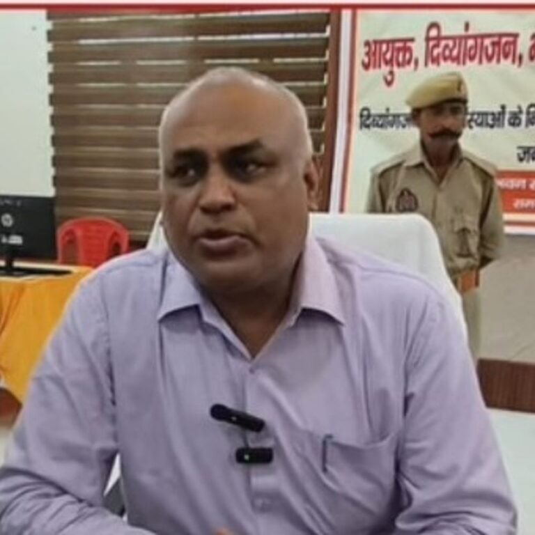 विकास भवन में राज्य आयुक्त ने सुनीं दिव्यांगजनों की समस्याएं:महराजगंज के मोबाइल कोर्ट में अधिकारियों को दिए त्वरित निस्तारण के निर्देश