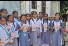 सोनहा पुलिस ने मिशनशक्ति के तहत छात्राओं को जागरूक किया:मनचलों पर कार्रवाई कर हेल्पलाइन नंबरों की जानकारी दी