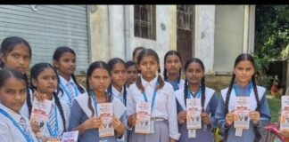 सोनहा पुलिस ने मिशनशक्ति के तहत छात्राओं को जागरूक किया:मनचलों पर कार्रवाई कर हेल्पलाइन नंबरों की जानकारी दी