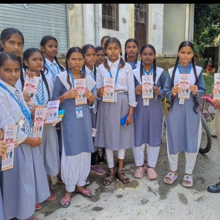 सोनहा पुलिस ने मिशनशक्ति के तहत छात्राओं को जागरूक किया:मनचलों पर कार्रवाई कर हेल्पलाइन नंबरों की जानकारी दी