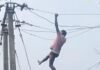 चारों तरफ पानी, फिर भी नहीं डिगा हौसला; बिजली मिस्त्री ने ठीक किया 11 KV लाइन का फॉल्ट News Desk