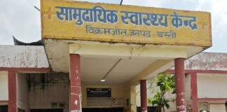 जर्जर सरकारी आवास में डॉक्टरों की रात:छत से टपकता पानी, दीवारों में दरारें; सुरक्षित आवास की मांग