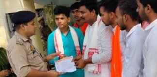 महराजगंज में SP को सौंपा ज्ञापन:नवरात्र-दीपावली में अश्लील गानों व डांस पर रोक की मांग