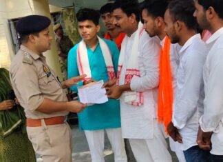 महराजगंज में SP को सौंपा ज्ञापन:नवरात्र-दीपावली में अश्लील गानों व डांस पर रोक की मांग