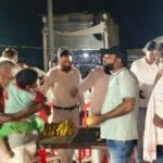 हाजी दद्दन खान ने श्रद्धालुओं को बांटे फल-पानी:बाबा विभूतिनाथ मंदिर जाने वाले कांवड़ियों के लिए देर रात तक जलपान की व्यवस्था हाजी दद्दन खान ने श्रद्धालुओं को बांटे फल-पानी:बाबा विभूतिनाथ मंदिर जाने वाले कांवड़ियों के लिए देर रात तक जलपान की व्यवस्था