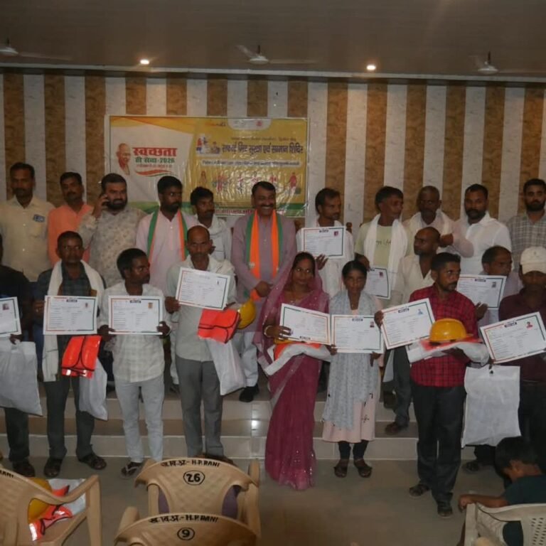 हरिहरपुर रानी में स्वच्छता प्रहरियों का सम्मान:सेवा संकल्प अभियान में बांटी स्वच्छता किट, पीएम मोदी के जन्मदिन पर हुआ कार्यक्रम
