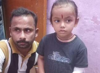 कुत्ते ने 4 साल की बच्ची को काटा:जमुनहा के ग्राम पंचायत सर्रा गांव में खेल रही थी आरोही, सीएचसी में भर्ती