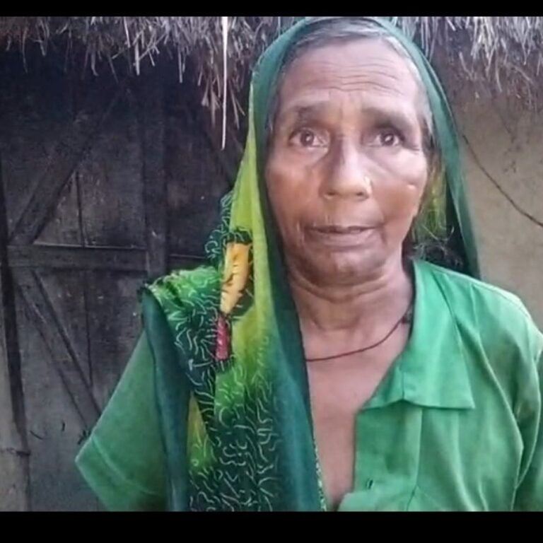 गिलौला की बुजुर्ग को नहीं मिला PM आवास और पेंशन:पति की मौत के बाद घास-फूस के एक छोटे से छप्पर में रहने को मजबूर, मदद की लगा रही गुहार