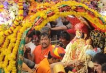 राजसी सवारी में निकले बाबा महाकाल, 6 स्वरूपों में दिए दर्शन; ड्रोन से हुई पुष्पवर्षा, मुस्लिम समाज ने फूल बरसाकर किया स्वागत News Desk