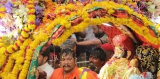 राजसी सवारी में निकले बाबा महाकाल, 6 स्वरूपों में दिए दर्शन; ड्रोन से हुई पुष्पवर्षा, मुस्लिम समाज ने फूल बरसाकर किया स्वागत News Desk