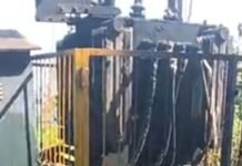 बस्ती के हर्रैया में कई दिनों से बिजली ठप:आंधी-बारिश से गिरे पेड़, मोबाइल चार्ज करने को सोलर पैनल का सहारा