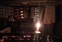 श्रावस्ती में एक हफ्ते से बिजली ठप:मोमबत्ती के सहारे दुकानदारी, कारोबार पर असर; बच्चे भी परेशान