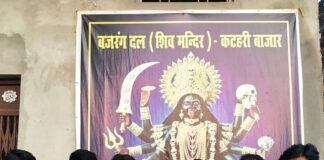 सामाजिक और धार्मिक कार्यों में योगदान पर सम्मान समारोह:निचलौल में हिंदू परिषद ने तीन युवाओं को प्रशस्ति पत्र देकर किया नागरिक अभिनंदन
