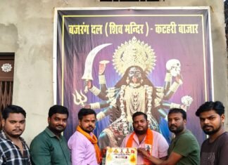 सामाजिक और धार्मिक कार्यों में योगदान पर सम्मान समारोह:निचलौल में हिंदू परिषद ने तीन युवाओं को प्रशस्ति पत्र देकर किया नागरिक अभिनंदन