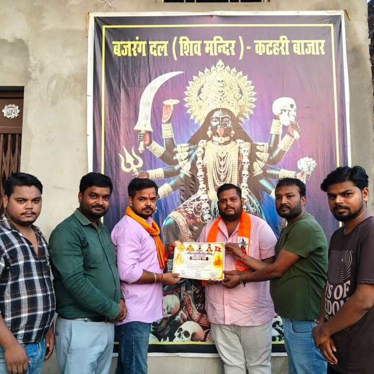 सामाजिक और धार्मिक कार्यों में योगदान पर सम्मान समारोह:निचलौल में हिंदू परिषद ने तीन युवाओं को प्रशस्ति पत्र देकर किया नागरिक अभिनंदन