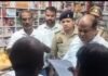जिला अस्पताल के सामने सात मेडिकल स्टोरों पर छापा:महराजगंज में नशीली दवाओं की बिक्री और बिलिंग में गड़बड़ी की शिकायत पर सैंपल लिए