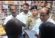 जिला अस्पताल के सामने सात मेडिकल स्टोरों पर छापा:महराजगंज में नशीली दवाओं की बिक्री और बिलिंग में गड़बड़ी की शिकायत पर सैंपल लिए