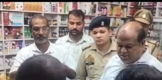 जिला अस्पताल के सामने सात मेडिकल स्टोरों पर छापा:महराजगंज में नशीली दवाओं की बिक्री और बिलिंग में गड़बड़ी की शिकायत पर सैंपल लिए