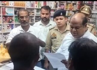 जिला अस्पताल के सामने सात मेडिकल स्टोरों पर छापा:महराजगंज में नशीली दवाओं की बिक्री और बिलिंग में गड़बड़ी की शिकायत पर सैंपल लिए
